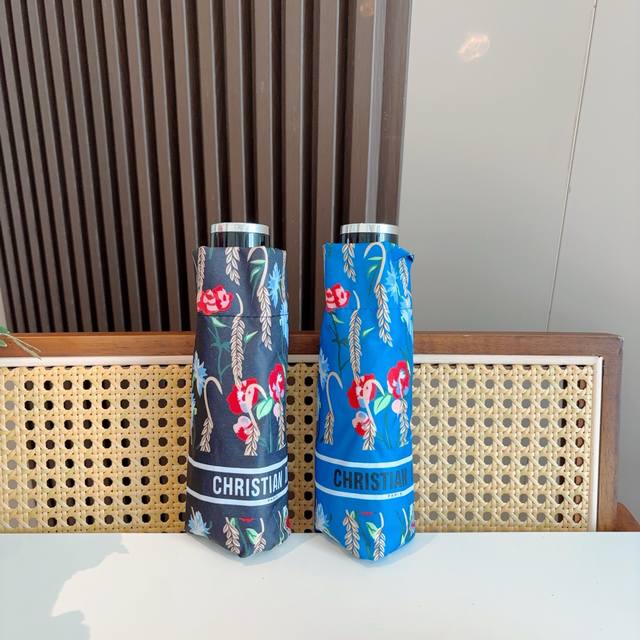 Dior 迪奥 五折手开折叠伞 超轻口袋 仅18Cm 热卖款 时尚指数爆表 无论晴天雨天使用都相当益彰 原单代工厂p级别品质 超轻铝合伞骨 选用进口Uv防紫外线