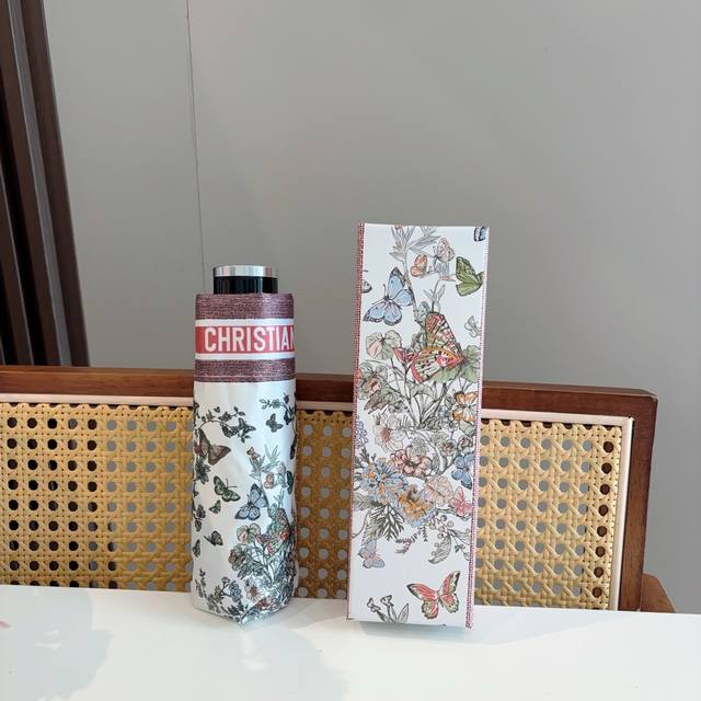Dior 迪奥 五折手开折叠伞 超轻口袋 仅18Cm 热卖款 时尚指数爆表 无论晴天雨天使用都相当益彰 原单代工厂p级别品质 超轻铝合伞骨 选用进口Uv防紫外线
