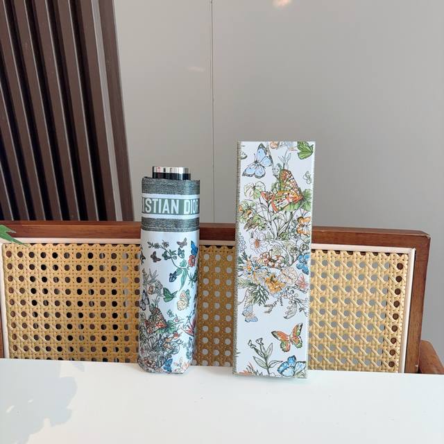 Dior 迪奥 五折手开折叠伞 超轻口袋 仅18Cm 热卖款 时尚指数爆表 无论晴天雨天使用都相当益彰 原单代工厂p级别品质 超轻铝合伞骨 选用进口Uv防紫外线