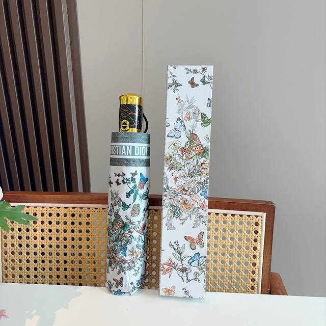 Dior 迪奥 三折自动折叠晴雨伞 时尚原单代工品质 细节精致 看得见的品质 打破一成不变 色泽纯正艳丽！