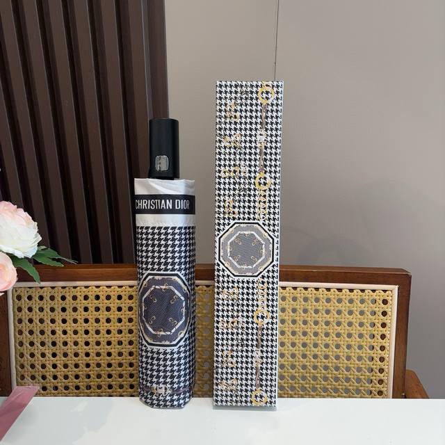 Dior 迪奥 三折自动折叠晴雨伞 时尚原单代工品质 细节精致 看得见的品质 打破一成不变 色泽纯正艳丽！
