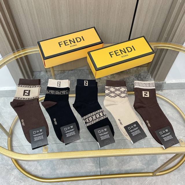 配包装 一盒五双 Fendi 芬迪大F新品男女款秋冬款中筒袜子超级经典的双F标志，纯棉材质制造，透气舒适，超级Nice超火爆小单品，大牌出街，潮人必备超好搭