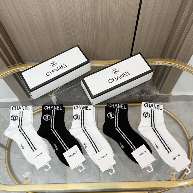 配包装 一盒五双 Chanel 香奈儿 爆款卡中筒袜高版本 ～好看到爆炸 欧美大牌中筒袜潮人必不能少的专柜代购品质 袜子 ，搭配起来超高逼格 时髦度爆表啊啊啊啊