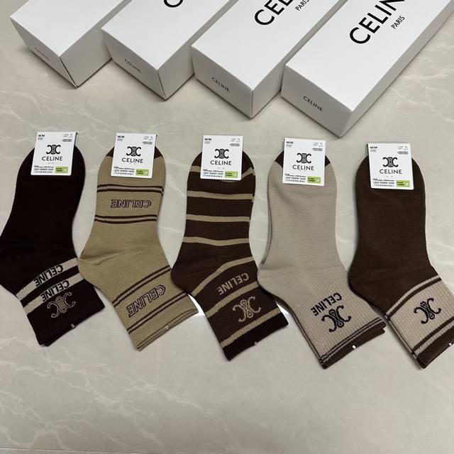 特 Celine 赛琳新品女款中筒袜， 一盒五双 提花经典标志，纯棉材质制造，透气舒适，超级Nice超火爆小单品，大牌出街，潮人必备超好搭