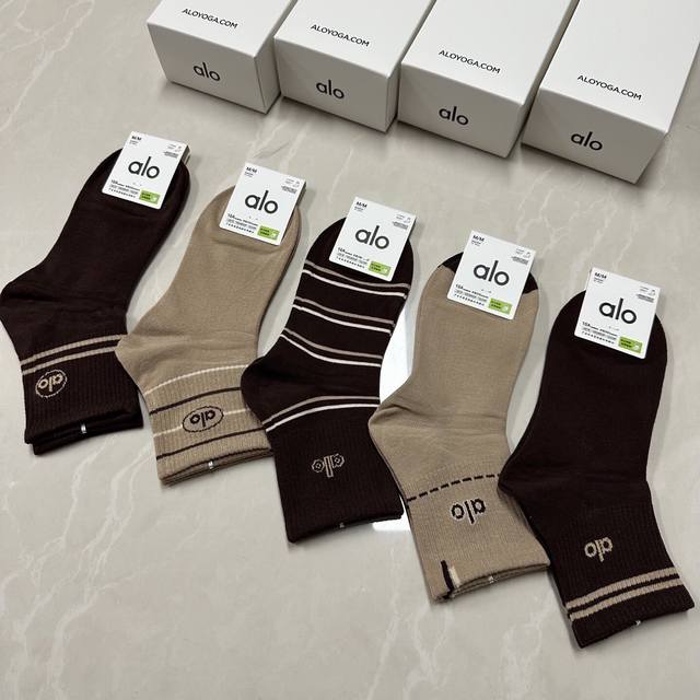 特 Alo Alo新品女款中筒袜子 一盒五双 提花经典字母标志，纯棉材质制造，透气舒适，超级Nice超火爆小单品，大牌出街，潮人必备超好搭