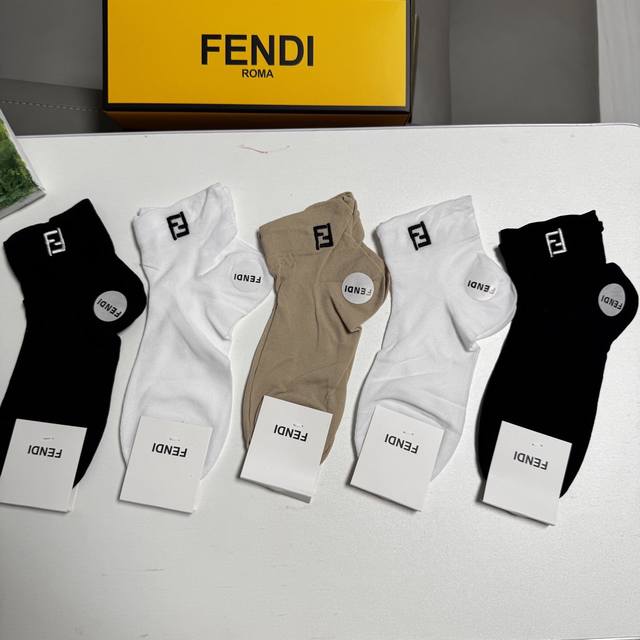 特 Fendi 芬迪Ff新品女款袜子 一盒五双 轻薄款，经典双F字母刺绣，透气柔软舒适，超火爆小单品，大牌出街，潮人必备超好搭
