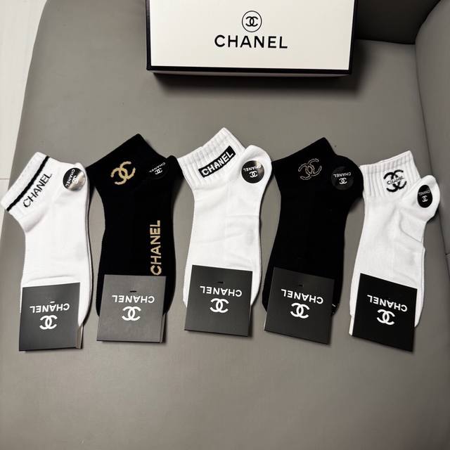 特 Chanel 香奈儿Ch新品女款袜子 一盒五双 纯棉材质，提花经典双C标识，炒鸡Nice，大牌出街，潮人必备超好搭