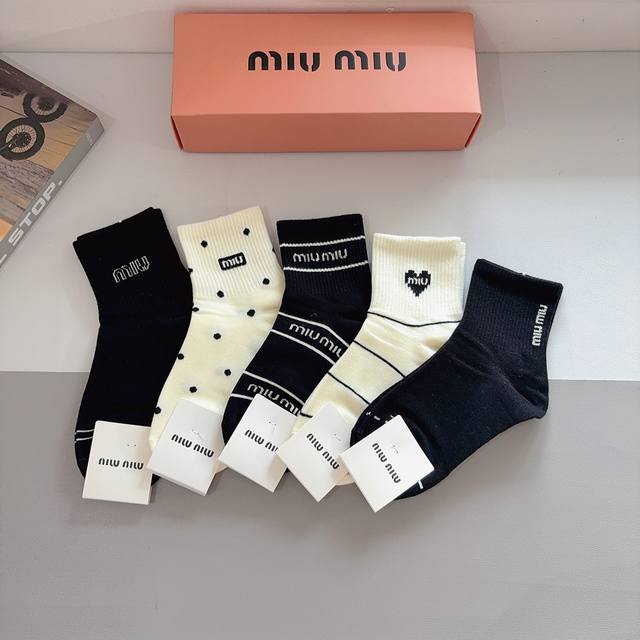 配包装 一盒5双 Miumiu 缪缪 高品质超级爆款网红中筒袜子Ins明星网红推荐火爆至极纯棉材质，轻薄柔软透气，四季通用，欧美大牌街头必备