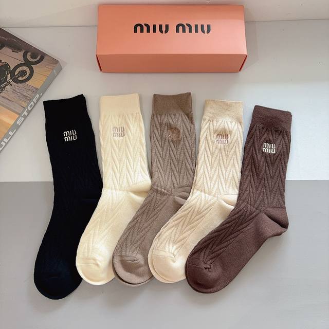 配包装 一盒5双 Miumiu 缪缪 高版本刺绣羊绒长筒袜子潮人必不可少的时尚专柜代购长筒袜子 ，超好搭配