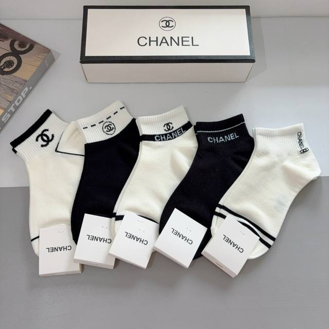 配包装 一盒5双 Chanel 香奈儿经典袜子高版本竹棉材质柔软，秒杀市场普通货，经典的双C图案Logo，专柜同步袜子大牌出街，潮人必备，超好搭