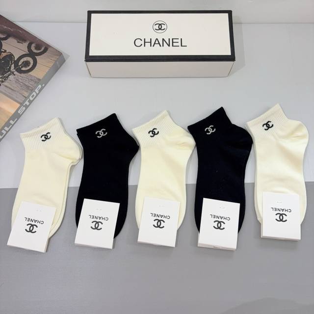 配包装 一盒5双 Chanel 香奈儿经典袜子高版本竹棉材质柔软，秒杀市场普通货，经典的双C图案Logo，专柜同步袜子大牌出街，潮人必备，超好搭