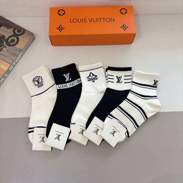 配包装 一盒5双 Lv 路易威登袜子 超火爆小单品，经典字母Logo中筒袜，个性时尚百搭款，你值得拥有哦精梳棉面料，超柔软材质，舒适透气，时尚百搭款