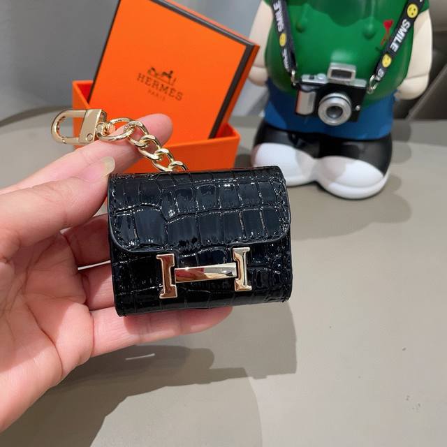 爱马仕蓝牙耳机包官网1:1耳机套 鳄鱼皮纹 花纹随机裁剪 金属Logo 时尚迷你斜挎包包 可以当包饰，耳机包一举两得！ Airpods 3代