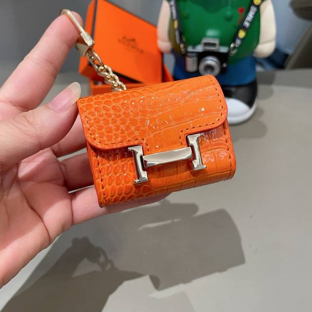 爱马仕蓝牙耳机包官网1:1耳机套 鳄鱼皮纹 花纹随机裁剪 金属Logo 时尚迷你斜挎包包 可以当包饰，耳机包一举两得！ Airpods 3代