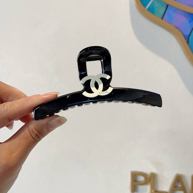 配包装 Chanel 香奈儿 新款手工贴钻网红抓夹，高级感字母简约复古发夹原单货，简约百搭，潮女必备品，超级的高大上！