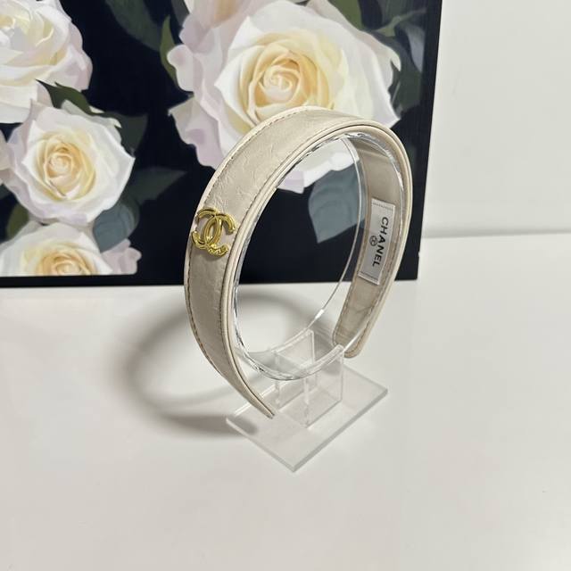 特 配专柜包装 Chanel 香奈儿 最新发箍 小仙女快入手 特殊材质 不嘞头 可盐可甜～