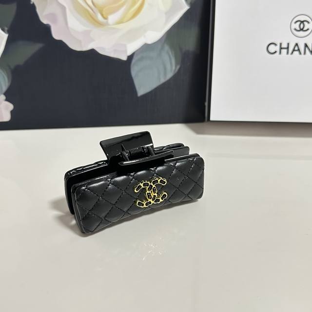特 配专柜包装 Chanel 香奈儿 最新爆款来啦 中古Vintage复古老花抓夹 优雅的Girl值得入手 非常好搭配 气质有品位