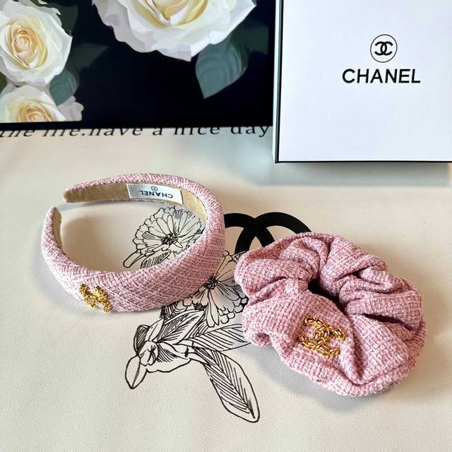 特 两件套 配专柜包装 Chanel 香奈儿 最新爆款来啦小香风两件套发箍发圈 优雅的Girl值得入手 非常好搭配 气质有品位 建议两个一齐佩戴 神奇的仙