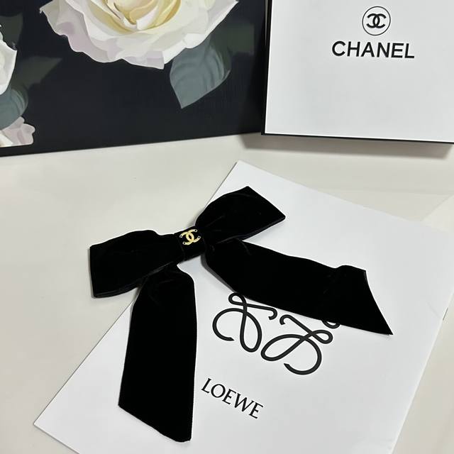 特 配专柜包装 Chanel 香奈儿 最新蝴蝶结丝绒中古五金发夹# 信我！人手必备的单品 这件必须买 洋气神仙颜值 小仙女要收了它，谁戴谁好看～