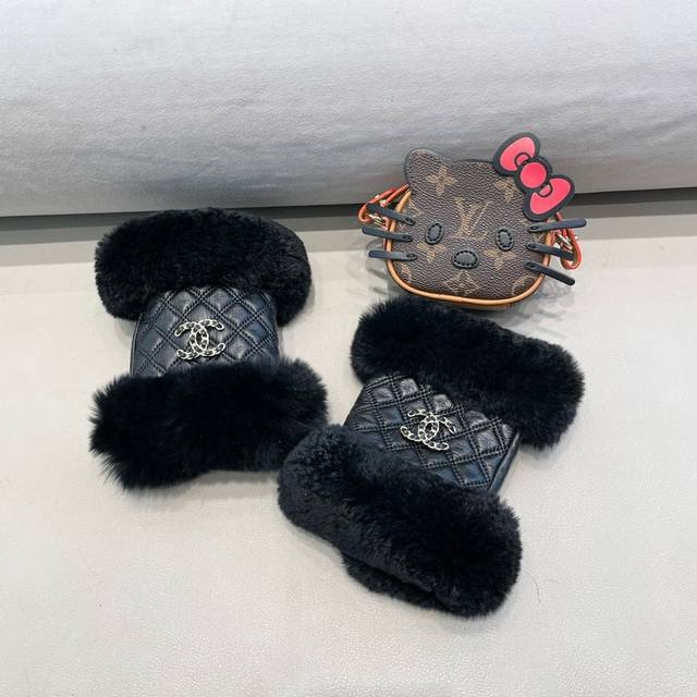 Chanel 香奈儿 秋冬短款懒兔毛手套值得对比同款不同品质，秒杀市场差产品，进口一级羊皮懒兔毛内里加绒 经典不过时款.喜欢半指可以入手了，这种品质的今年用了明