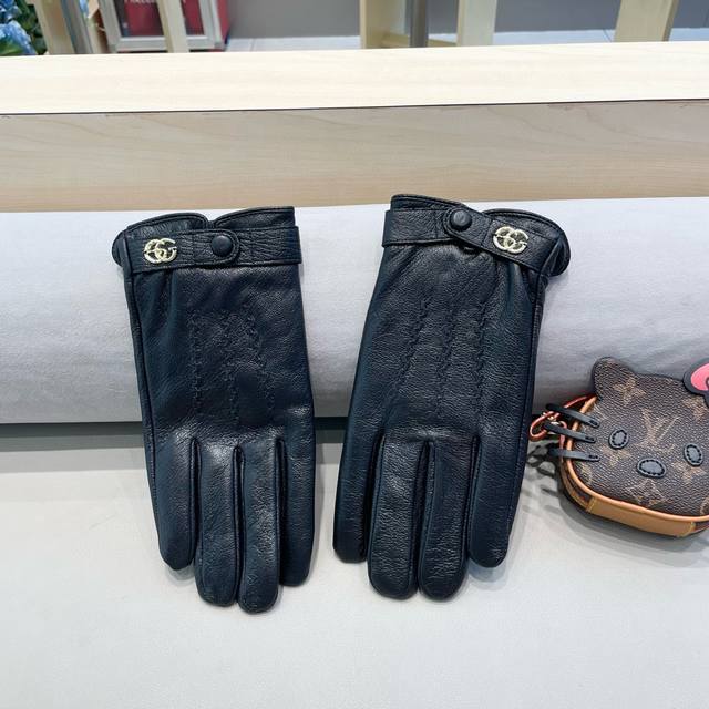 新款鹿皮独家首发触屏手套 Gucci古奇 原单品质 官网同步男士新款高档羊皮手套出行首选 必备不可错过百分百选用进口鹿皮质细腻柔软 认准进口鹿皮特有手感羊绒内里
