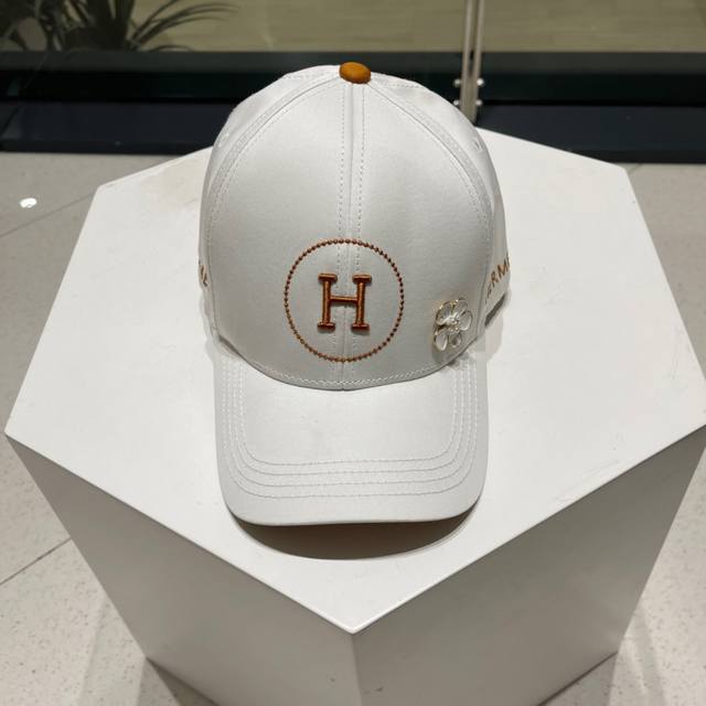 爱马仕 新款专柜同步刺绣简约棒球帽，爆款，大牌同步，超好搭配，出货！