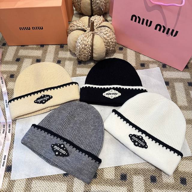 Miumiu缪缪秋冬毛线帽 这种高级简直质感从头开始了！巨推荐大家 这顶不管什么类型的衣服都好配 休闲和甜美都能牢牢拿捏！
