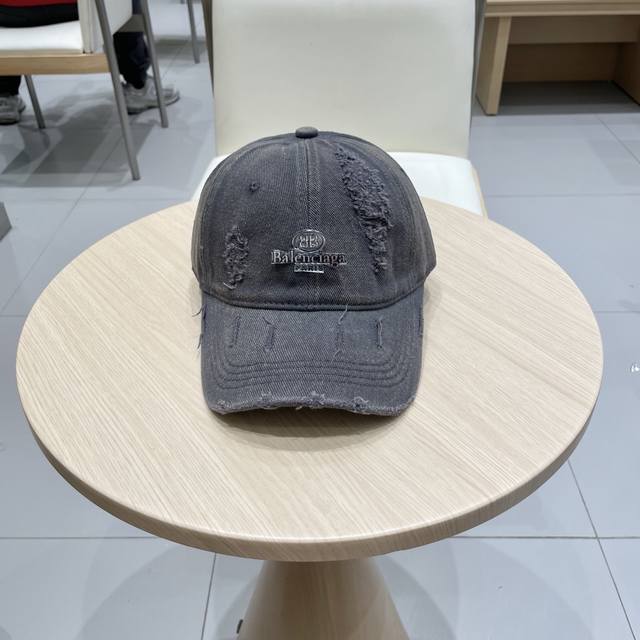 Balenciaga巴黎世家新款Logo棒球帽，很酷的色系，男女佩戴都有不同Style，第一批抢先出货！巴黎粉必入款！