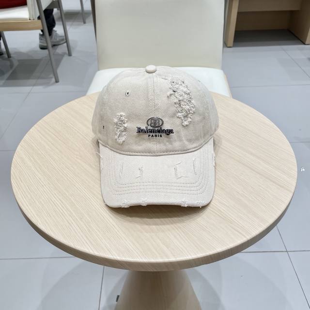 Balenciaga巴黎世家新款Logo棒球帽，很酷的色系，男女佩戴都有不同Style，第一批抢先出货！巴黎粉必入款！
