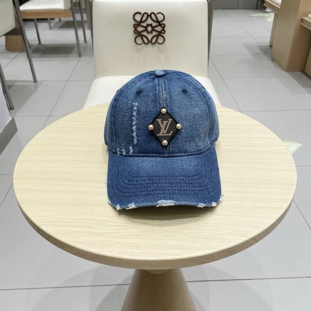 Lv路易威登新款原单棒球帽，Lv牛仔提花，专柜1:1开模订制，原版帆布面料 轻盈透气！质量超赞，基础头围56，贴片可调节。