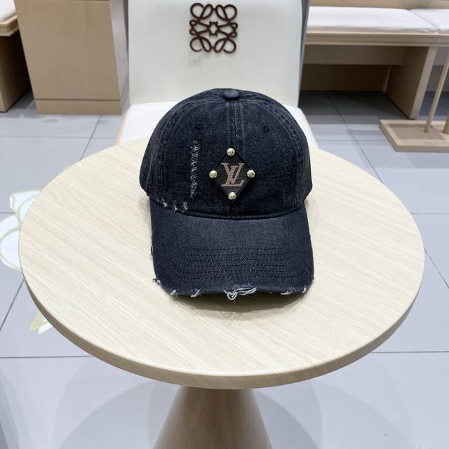 Lv路易威登新款原单棒球帽，Lv牛仔提花，专柜1:1开模订制，原版帆布面料 轻盈透气！质量超赞，基础头围56，贴片可调节。