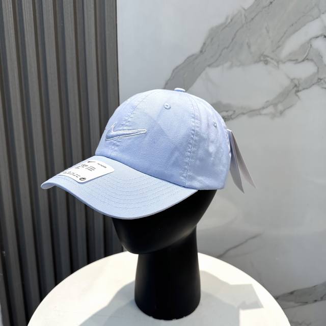 耐克刺绣字母Logo全棉棒球帽 冷淡色系给足街头风，时尚达人挚爱的色调 精选细腻平纹棉布，效果超完美！ 细节做工无可挑剔！男女同款！ 材质:100%棉 头围:5