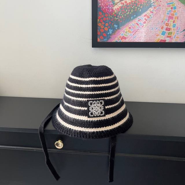 特 配防尘袋 Loewe罗意威 2025秋冬新款不规则条纹渔夫帽桶帽， 独特设计～复古文艺的一款