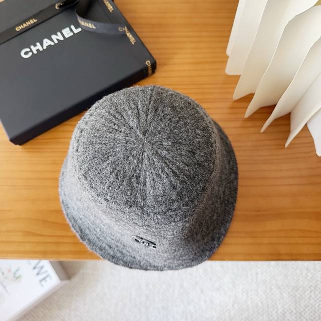 Chane 素颜神器水桶帽 巨百搭的帽子~纯色提花的设计 质感很好 两个颜色都非常好搭衣服！ 养生女孩从头护起~ 潮人拗造型必备 好看又时尚