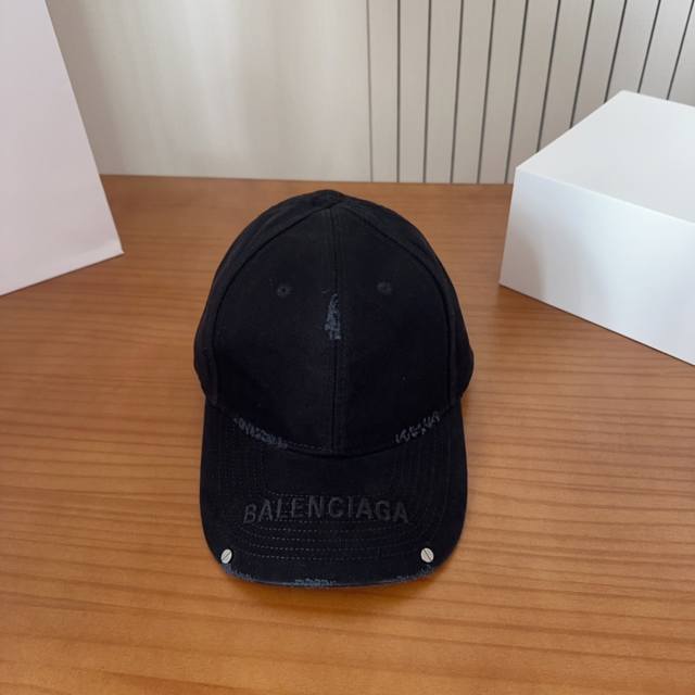 Balenciaga巴黎世家新款洗水棒球帽，很酷的色系，男女佩戴都有不同Style，第一批抢先出货！巴黎粉必入款！