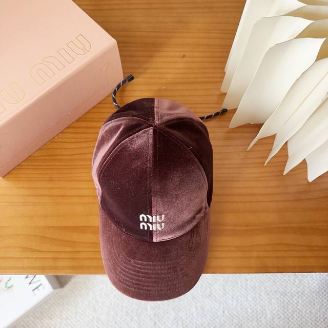 Miumiu家 25新款高品质丝绒棒球帽，高级定制，做工精细，欧美时尚风格，秋冬佩戴款！不入手真的要后悔！