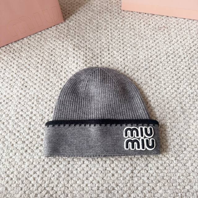 Miumiu 秋冬新款针织毛线帽 这这这也太可爱了！ 耳罩真是个美丽！ 软糯糯的