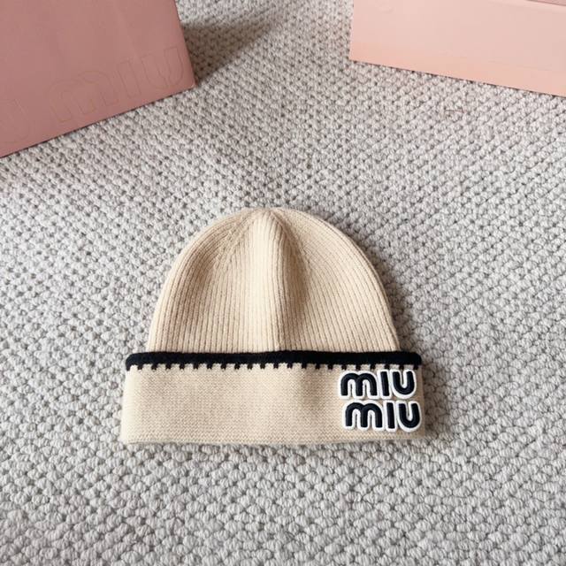 Miumiu 秋冬新款针织毛线帽 这这这也太可爱了！ 耳罩真是个美丽！ 软糯糯的