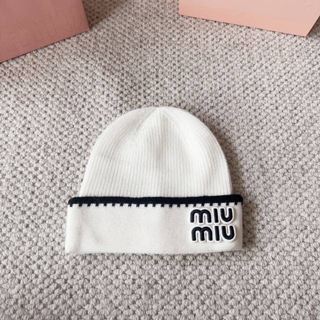 Miumiu 秋冬新款针织毛线帽 这这这也太可爱了！ 耳罩真是个美丽！ 软糯糯的