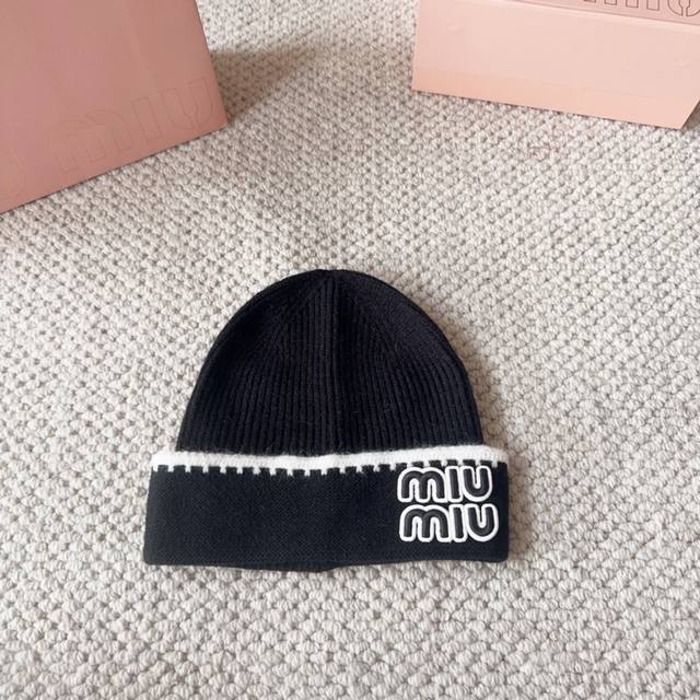 Miumiu 秋冬新款针织毛线帽 这这这也太可爱了！ 耳罩真是个美丽！ 软糯糯的