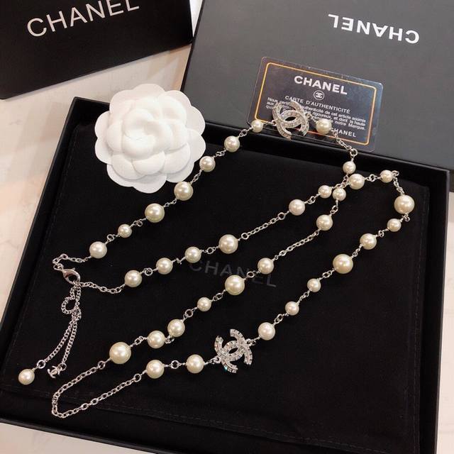 经典著作 现货Chanel 毛衣链 小香 珍珠 方钻 长链 原单狠货 进出专柜无压力，代购级别 Ch Nel 金珍珠毛衣链，美呀，正品9Xxx，这款绝对是长链入