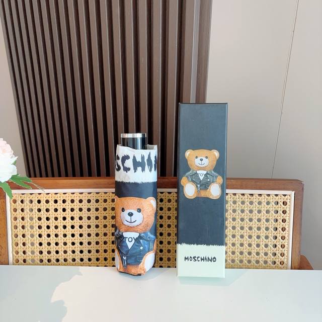 Moschino 莫斯奇诺 五折手开伞设计师Franco Moschino以自己的名字命名的一个意大利品牌，创立于1983年，风格高贵迷人、时尚 可爱又不失优雅