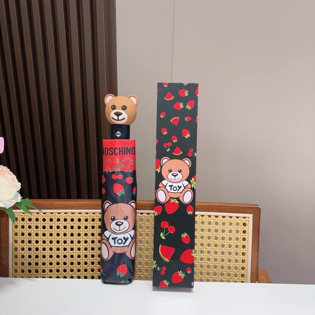 Moschino 莫斯奇诺 熊头柄 三折自动伞设计师Franco Moschino以自己的名字命名的一个意大利品牌，创立于1983年，风格高贵迷人、时尚 可爱又