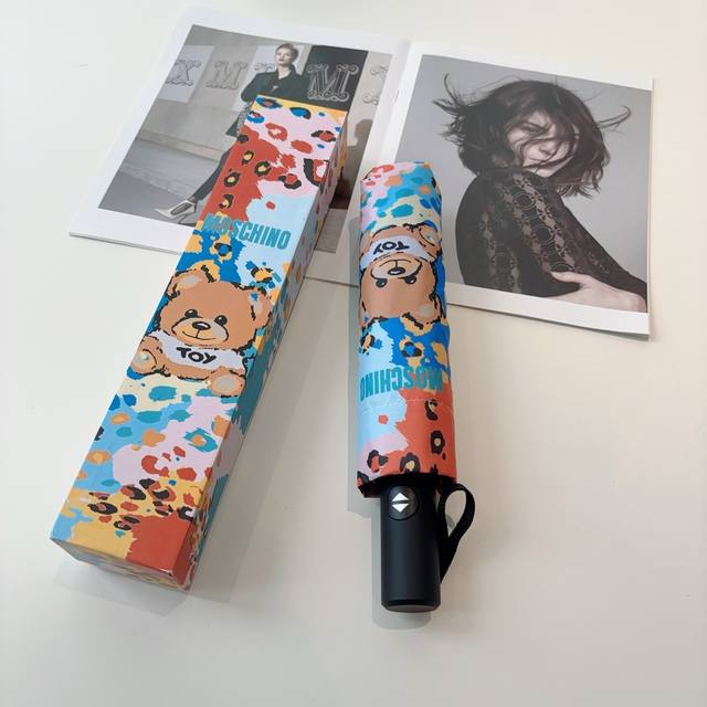 Moschino 莫斯奇诺 三折自动伞设计师Franco Moschino以自己的名字命名的一个意大利品牌，创立于1983年，风格高贵迷人、时尚 可爱又不失优雅