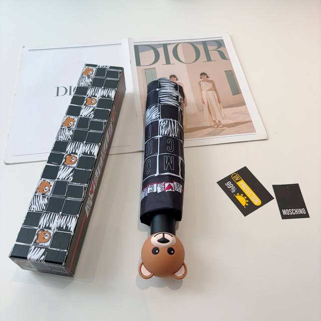 Moschino 莫斯奇诺 熊头柄 三折自动伞设计师Franco Moschino以自己的名字命名的一个意大利品牌，创立于1983年，风格高贵迷人、时尚 可爱又