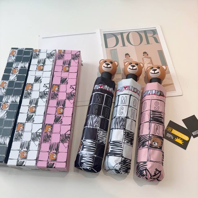 Moschino 莫斯奇诺 熊头柄 三折自动伞设计师Franco Moschino以自己的名字命名的一个意大利品牌，创立于1983年，风格高贵迷人、时尚 可爱又