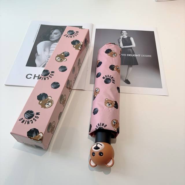 Moschino 莫斯奇诺 熊头柄 三折自动伞设计师Franco Moschino以自己的名字命名的一个意大利品牌，创立于1983年，风格高贵迷人、时尚 可爱又