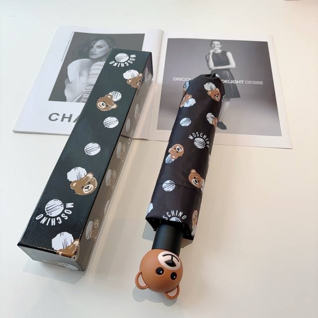 Moschino 莫斯奇诺 熊头柄 三折自动伞设计师Franco Moschino以自己的名字命名的一个意大利品牌，创立于1983年，风格高贵迷人、时尚 可爱又
