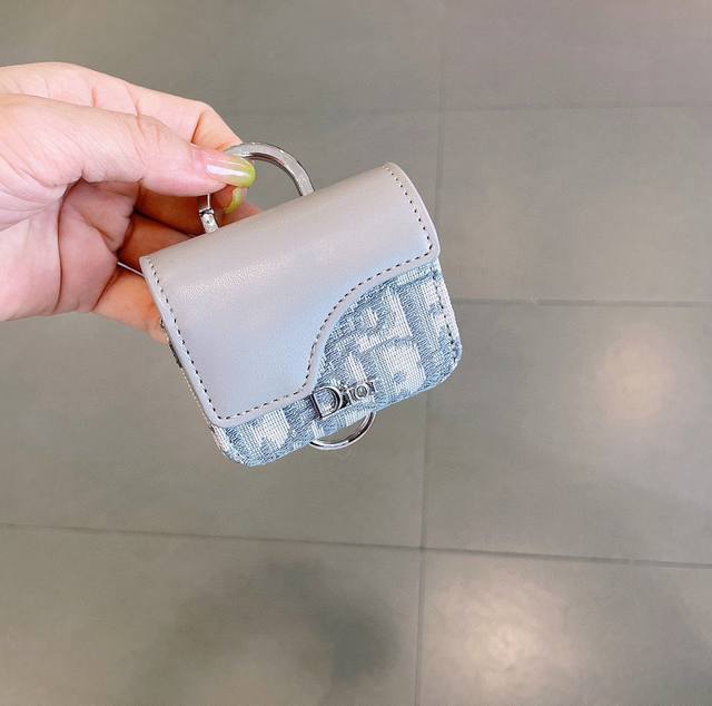 Dior官网款耳机包，迪奥拼色耳机包，原版五金，一个尺寸73Mm*68Mm*35Mm，适用任何尺寸蓝牙耳机 ，包挂件，凹造型绝绝子！