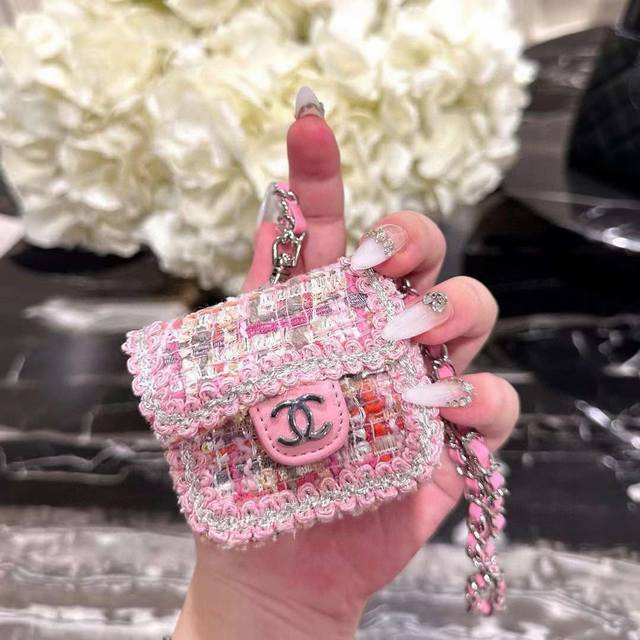 香奈儿Chanel Mini斜挎包包 粗花呢通用耳机包官网1:1耳机包 时尚迷你包包，配链条挂绳可拆卸可挂脖可挂包包上当挂饰，蓝牙耳机包，通用款！